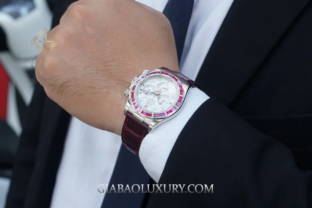 Tỷ lệ Rolex Daytona 116589SALV trên cổ tay