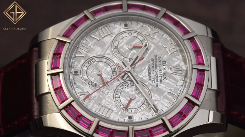Mặt số thiên thạch và kim chronograph đỏ trên Daytona 116589SALV