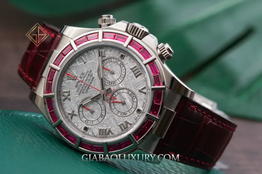 Tổng thể Rolex Daytona 116589SALV mặt thiên thạch và vành ruby