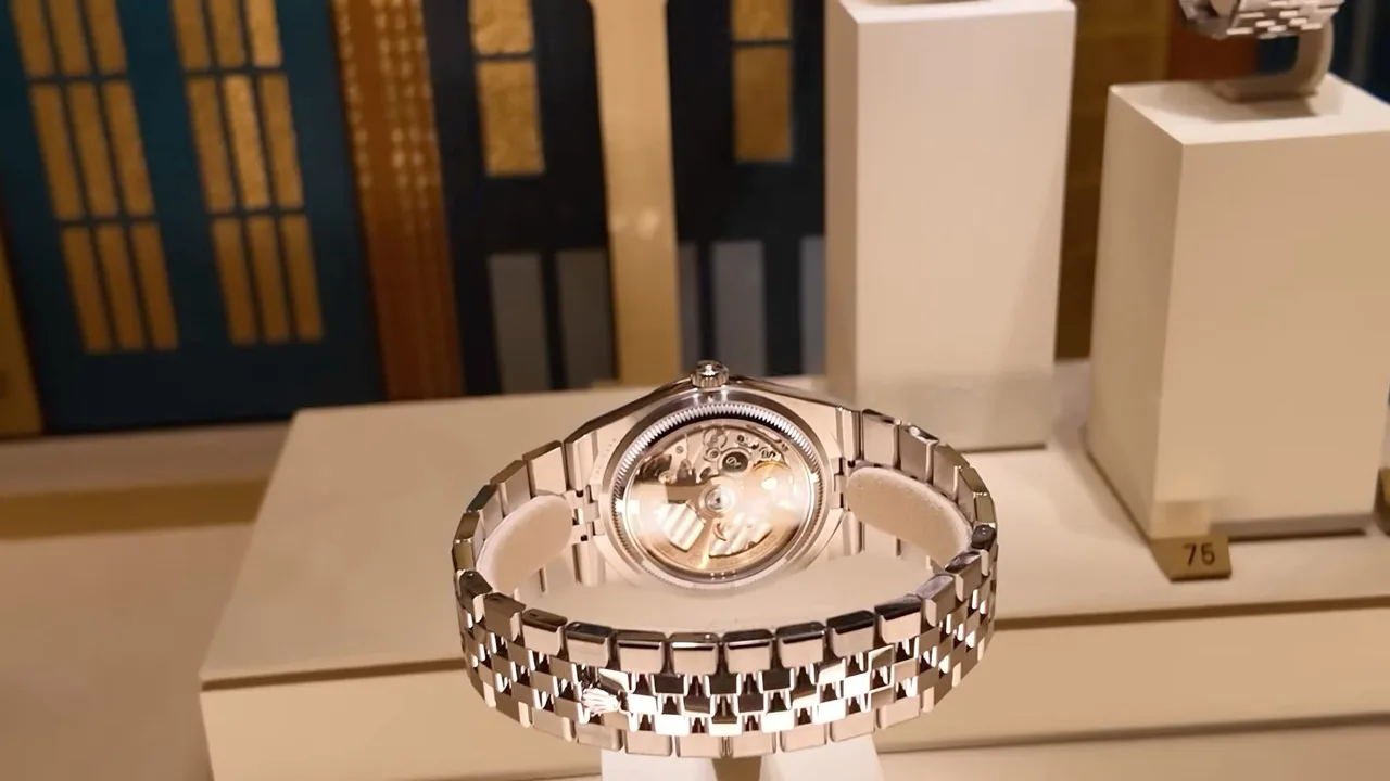 Mặt sau Rolex Land-Dweller với bộ máy lộ qua đáy sapphire