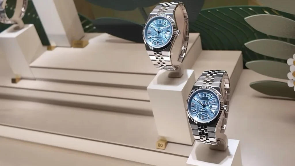 Mặt số xanh Rolex Land-Dweller trong khu trưng bày năm 2025