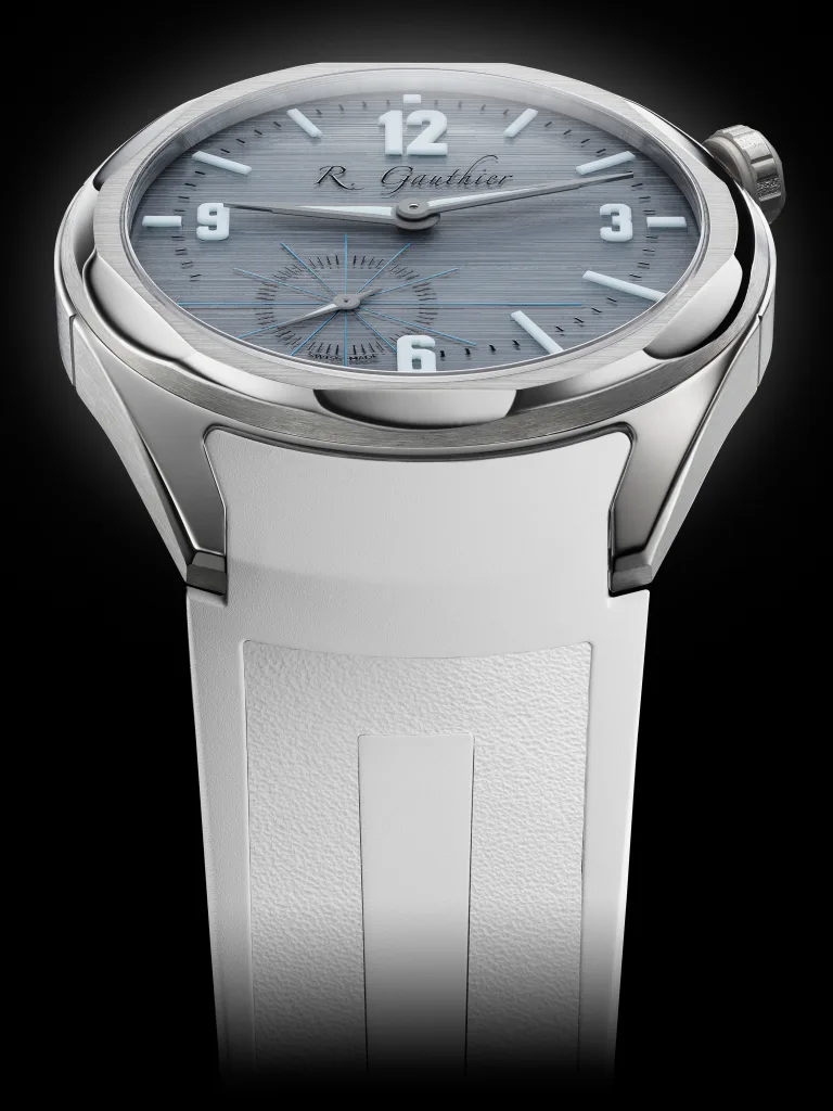 Cận cảnh góc nghiêng mặt số C by Romain Gauthier Titanium Edition 39.5 màu xanh