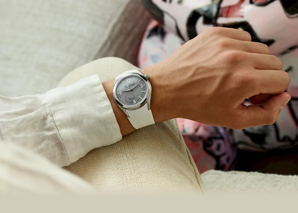C by Romain Gauthier Titanium Edition 39.5 màu xanh trên cổ tay