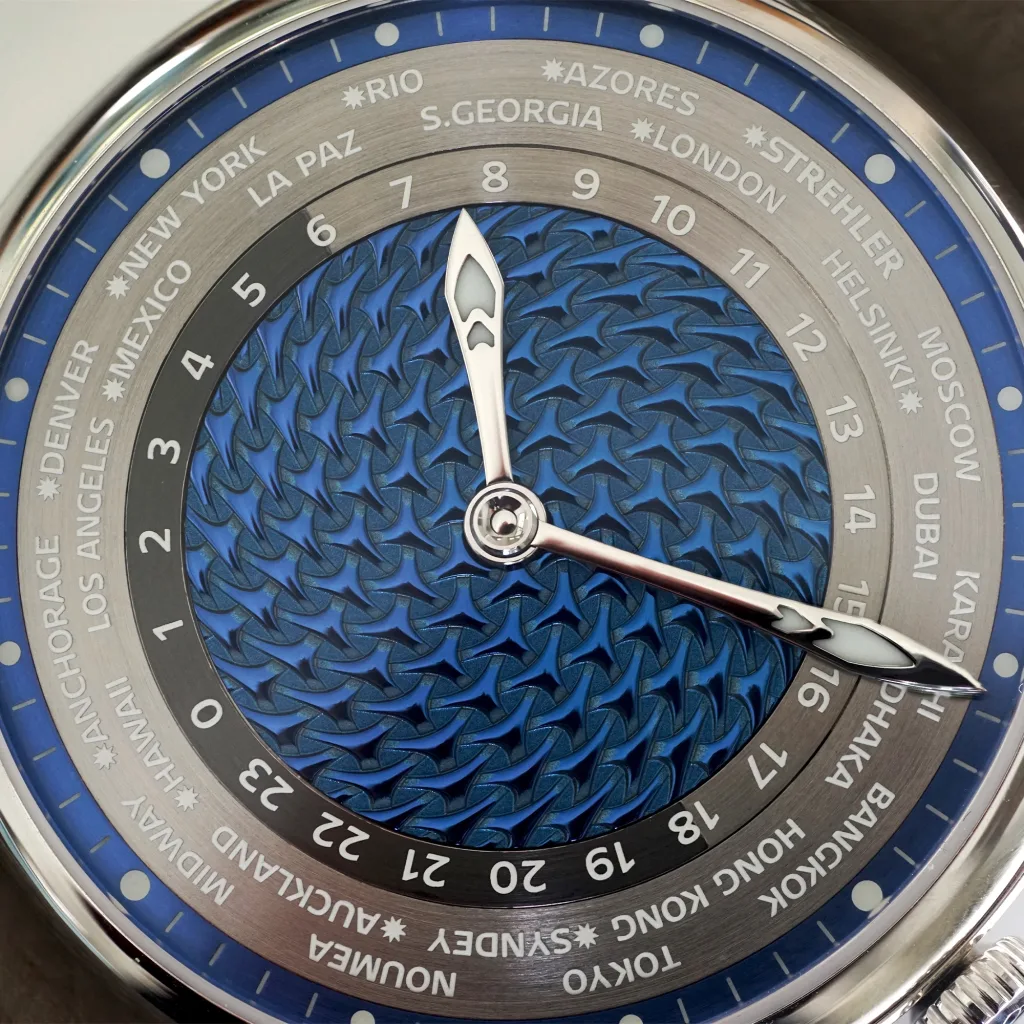 Cận cảnh mặt số titanium xanh Strehler Säntis