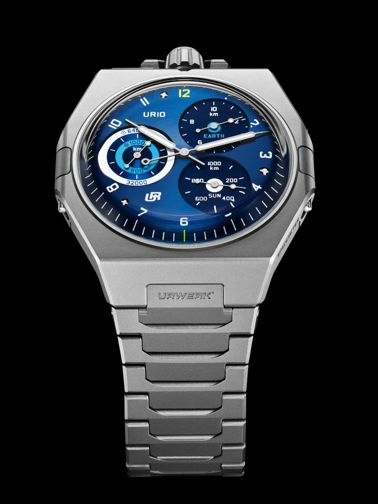 Urwerk UR-10 SpaceMeter Blue nhìn trực diện với ba bộ đếm kilomet