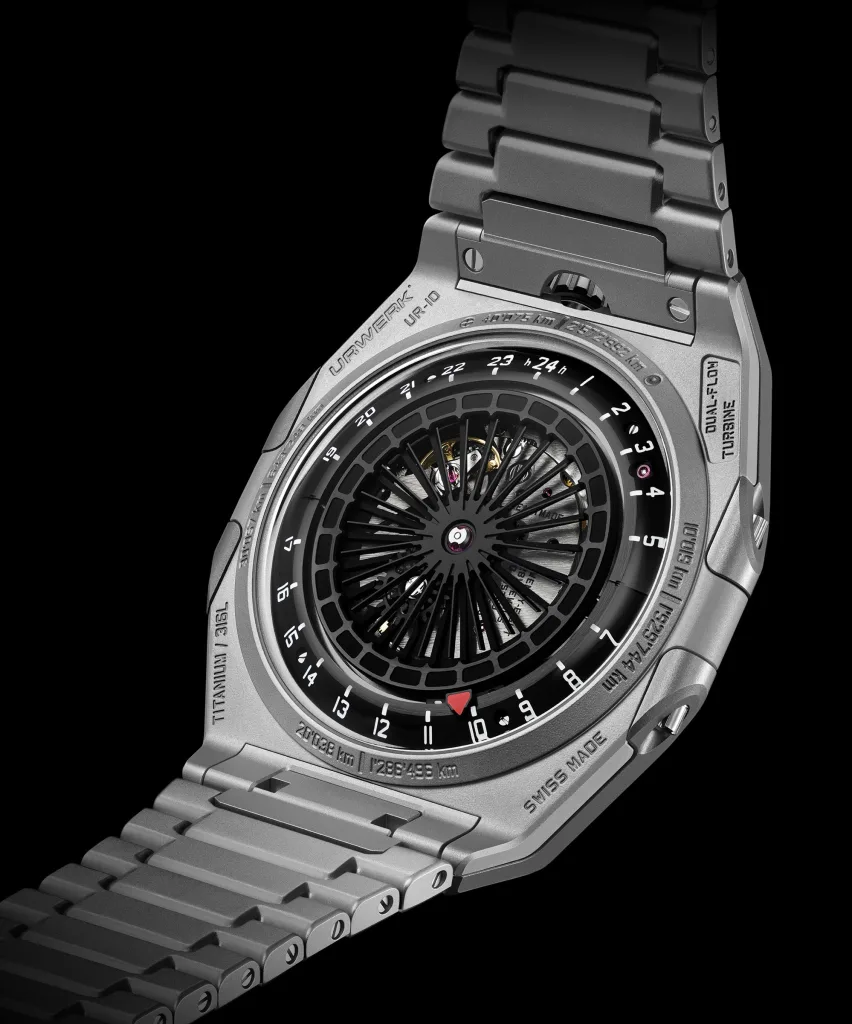 Góc nghiêng mặt sau Urwerk UR-10 cho thấy thang 24 giờ và turbine