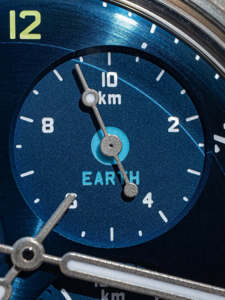 Cận cảnh bộ đếm EARTH 10 kilomet trên Urwerk UR-10 SpaceMeter Blue