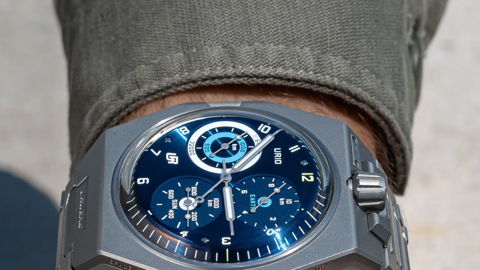 Urwerk UR-10 SpaceMeter Blue trên cổ tay với ba bộ đếm kilomet
