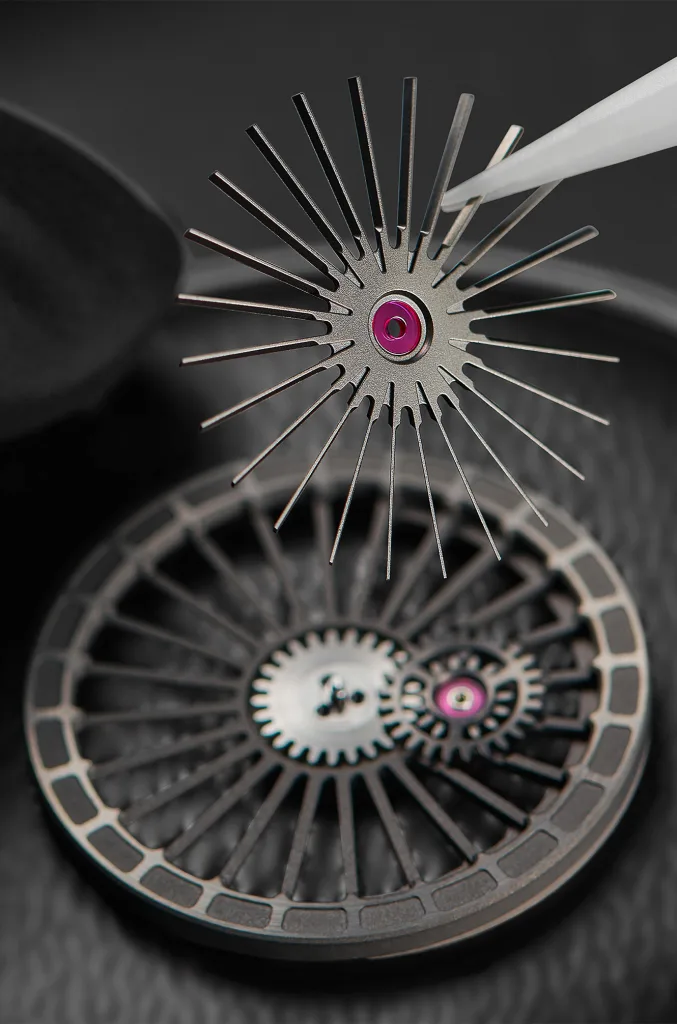 Hai bánh cánh turbine Urwerk UR-10 trong quá trình lắp ráp thủ công