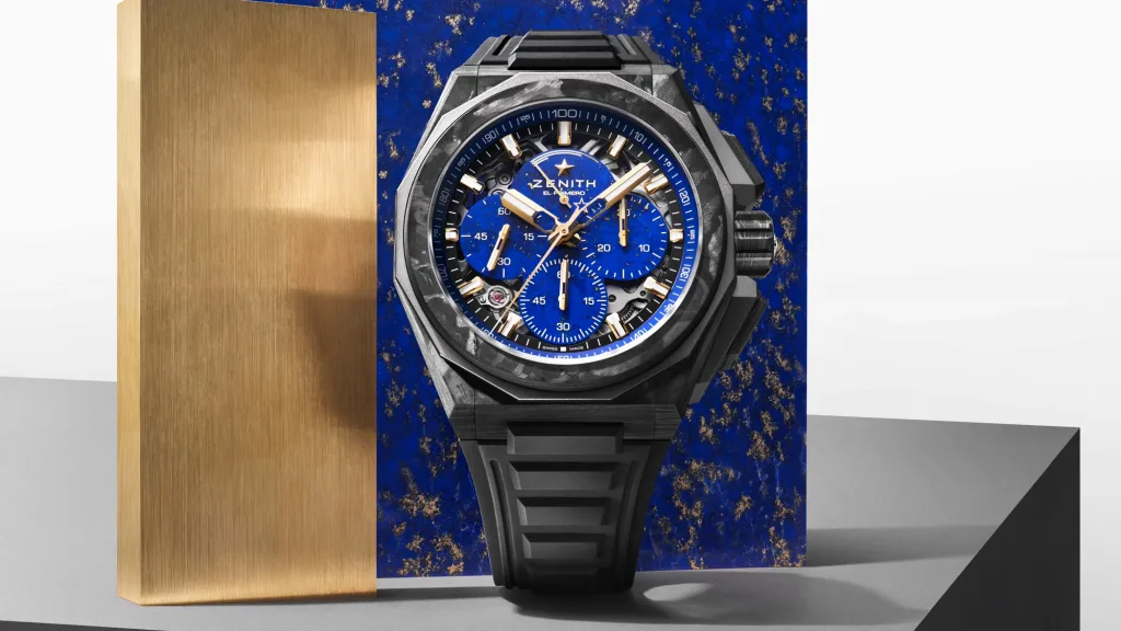 Zenith DEFY Extreme Lapis Lazuli II bên các khối xanh và vàng