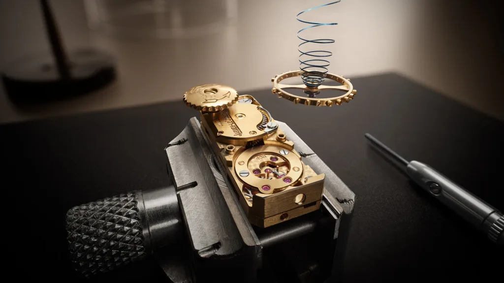 Bộ máy Jaeger-LeCoultre Duoplan được cố định trên dụng cụ phục hồi