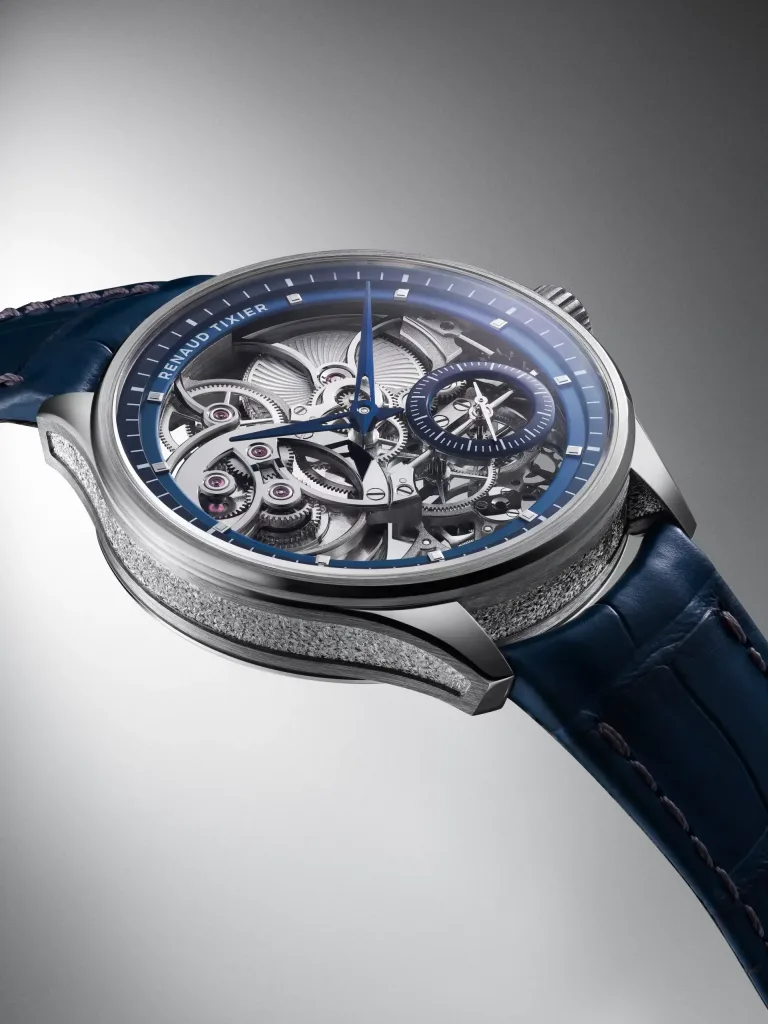 Mặt trước Monday Skeleton xanh lam nhìn nghiêng, với cầu máy mở và thành vỏ chạm khắc
