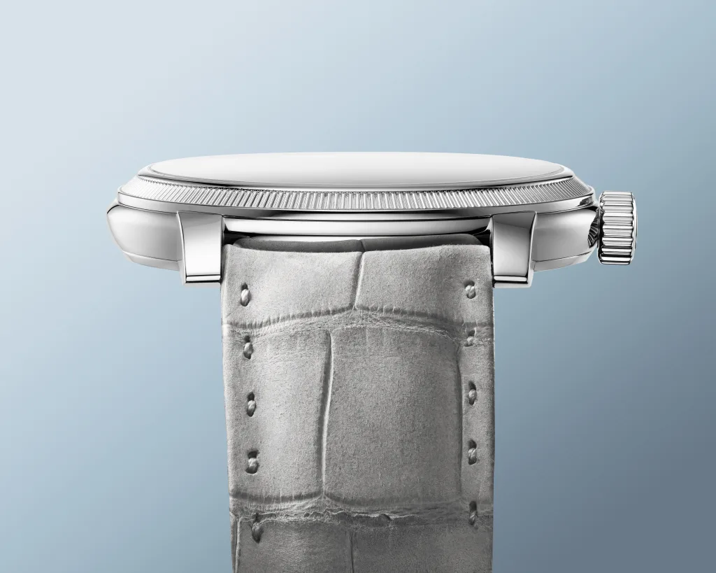Góc ngang vỏ platinum Toric với bezel khía, kính sapphire và dây da nubuck xám