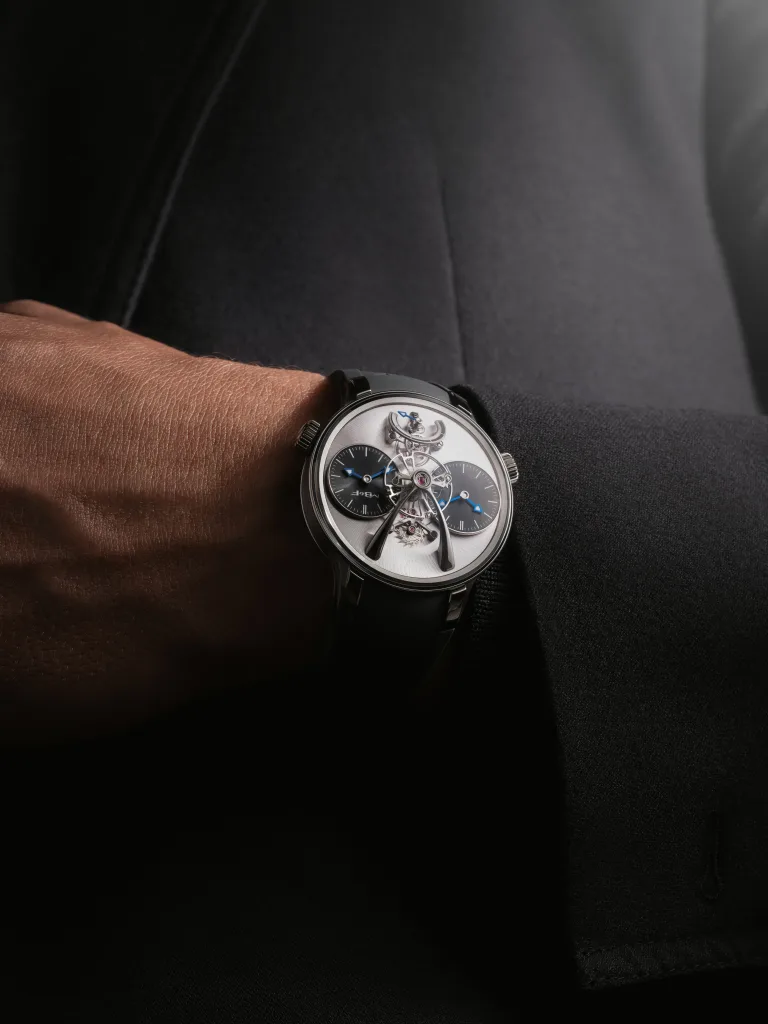MB&F LM1 EVO titanium đeo trên cổ tay bên tay áo màu tối