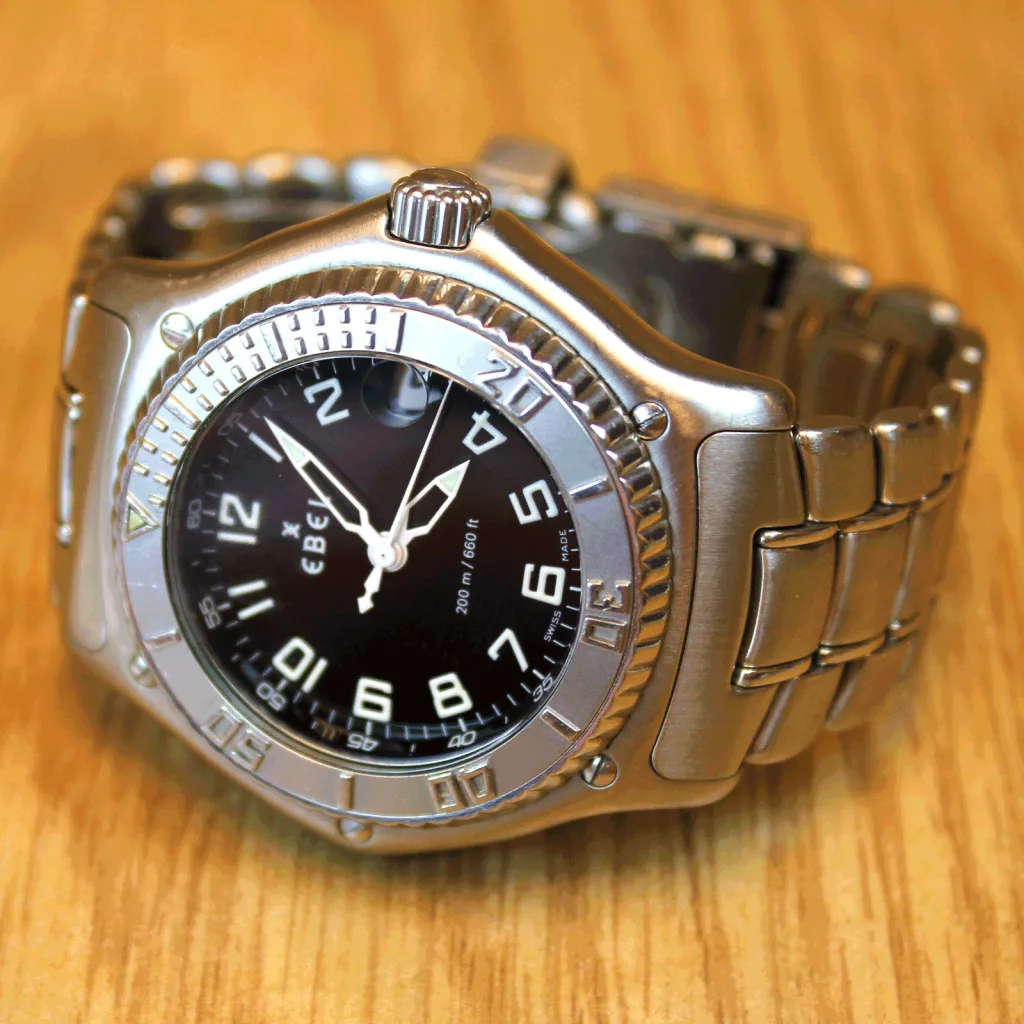 Đồng hồ Ebel Discovery mặt đen với vòng bezel chia số và dây kim loại