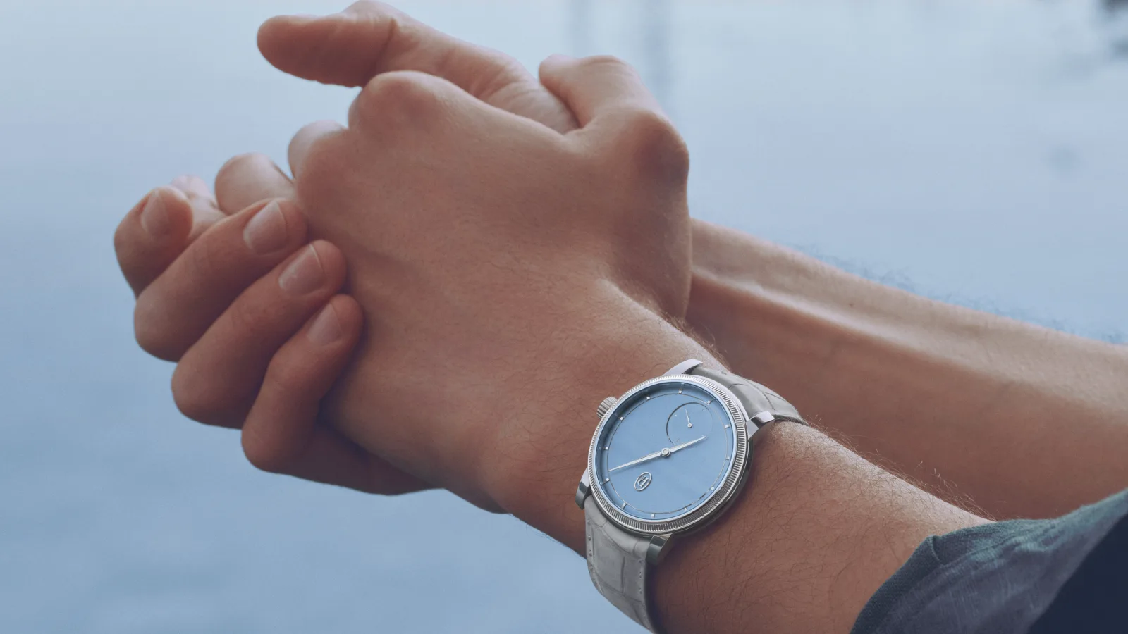 Parmigiani Toric Morning Blue: vẻ đẹp của bề mặt