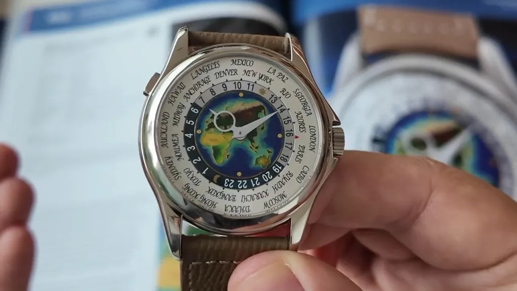 Patek Philippe 5131G trên tay với vòng thành phố và vòng 24 giờ quanh bản đồ men